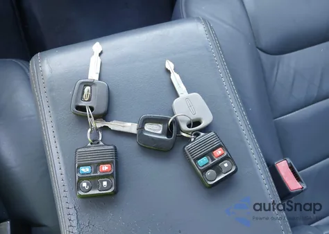 2001 Lincoln Town Car Executive from USA, damaged, VIN 1LNHM81W41Y655754